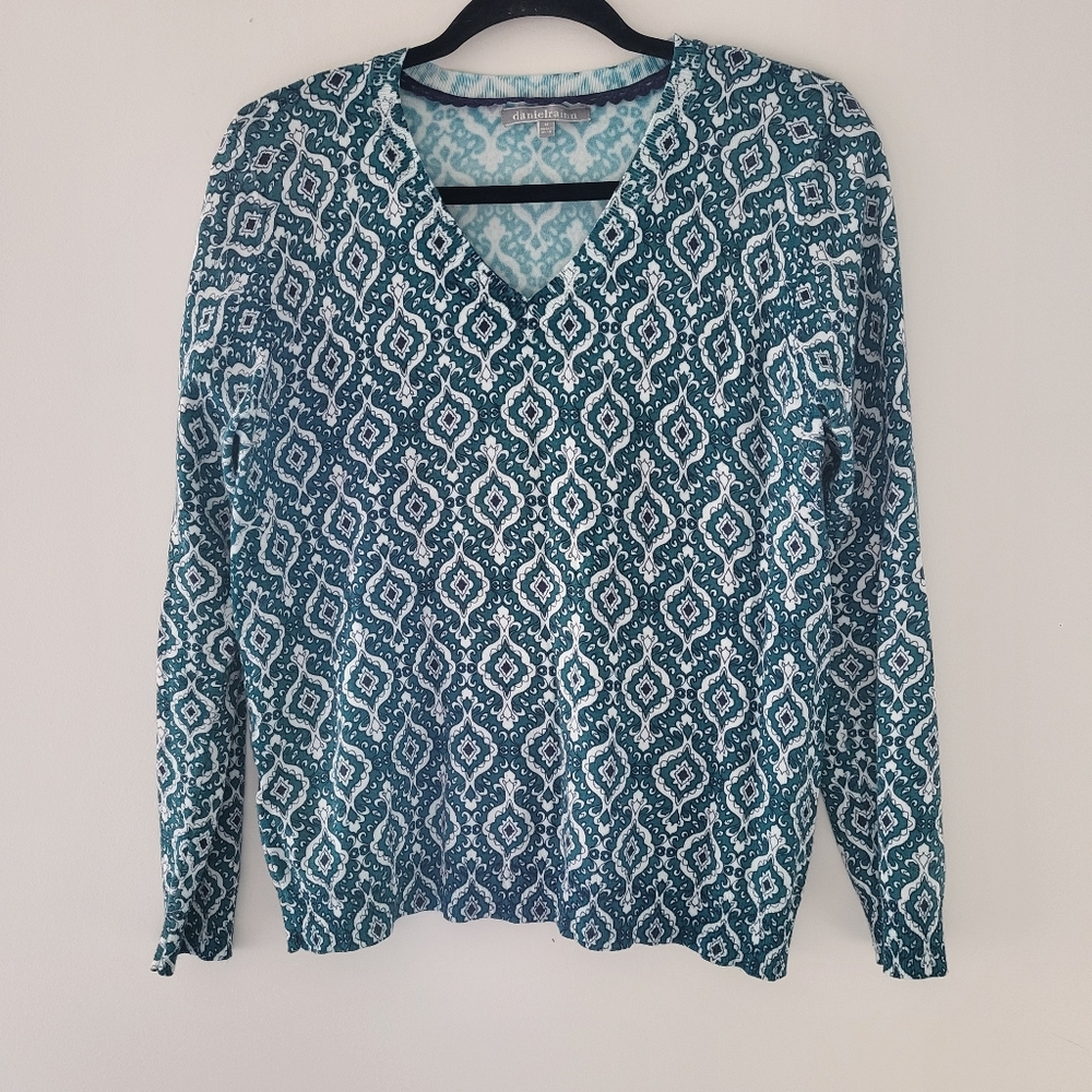 Daniel Rainn Green and White V-Neck Sweater
